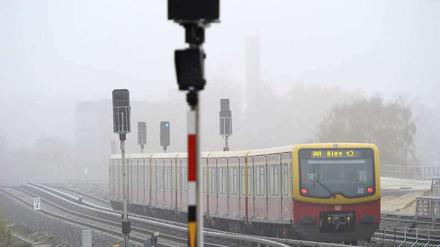 Im Moment müssen die Fahrgäste der S-Bahn sich wieder auf lange Wartezeiten einstellen. Und jetzt beginnt es auch noch zu schneien.