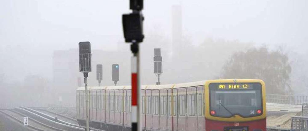 Im Moment müssen die Fahrgäste der S-Bahn sich wieder auf lange Wartezeiten einstellen. Und jetzt beginnt es auch noch zu schneien.
