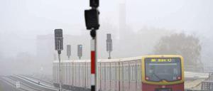 Im Moment müssen die Fahrgäste der S-Bahn sich wieder auf lange Wartezeiten einstellen. Und jetzt beginnt es auch noch zu schneien.