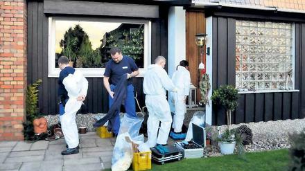 Spurensuche. Auch am Freitag durchkämmten Ermittler das Wohnhaus des Ex-Bürgermeisters von Ludwigsfelde, Heinrich Scholl (SPD). Am Mittwoch wurde der 68-Jährige wegen Mordverdachts festgenommen. Er soll seine Ehefrau Brigitte umgebracht haben. Zu einem möglichen Motiv und weiteren Details schweigt die Staatsanwaltschaft weiterhin.