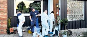 Spurensuche. Auch am Freitag durchkämmten Ermittler das Wohnhaus des Ex-Bürgermeisters von Ludwigsfelde, Heinrich Scholl (SPD). Am Mittwoch wurde der 68-Jährige wegen Mordverdachts festgenommen. Er soll seine Ehefrau Brigitte umgebracht haben. Zu einem möglichen Motiv und weiteren Details schweigt die Staatsanwaltschaft weiterhin.