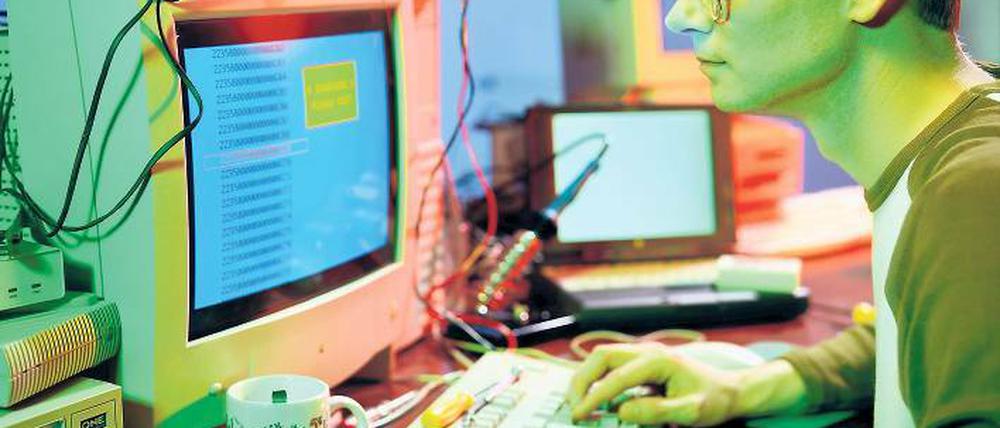 Blass, aber sehr konzentriert. Der beste Freund des Klischee-Nerds ist sein Computer.