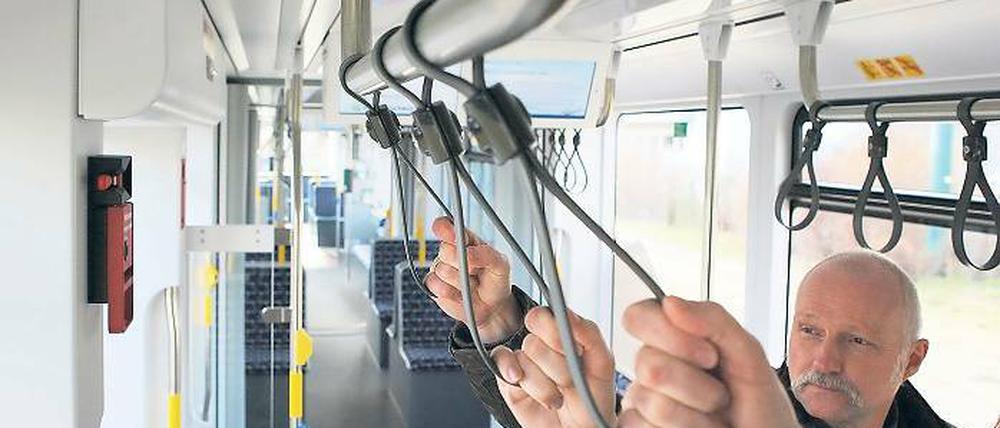 Mehr Laschen: Variobahn-Fahrgäste sollen sich bald besser festhalten können. Im Bild: ViP-Techniker Rainer Munack.
