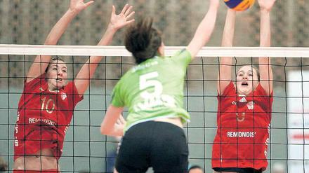 Taktische Änderung. Lisa Gründing (rechts) spielte gegen den USC Münster erstmalig in der Stammsechs. Trainer Alberto Salomoni setzte sie für Laura Weihenmaier auf der Annahme-Position ein, um frischen Wind ins Team zu bringen.