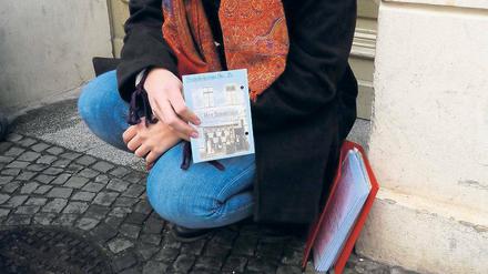 Erinnerung. Josefine Markarian an einem Stolperstein auf einem Potsdamer Gehweg. Er macht auf das Schicksal von Bertha Simonsohn aufmerksam.