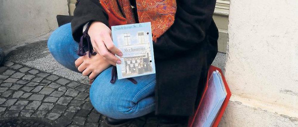 Erinnerung. Josefine Markarian an einem Stolperstein auf einem Potsdamer Gehweg. Er macht auf das Schicksal von Bertha Simonsohn aufmerksam.