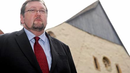 er Rabbiner und Rektor des Abraham-Geiger-Kollegs der Universität Potsdam, Walter Homolka, am Donnerstag (12.01.12) am Westportal der Alten Synagoge in Erfurt.