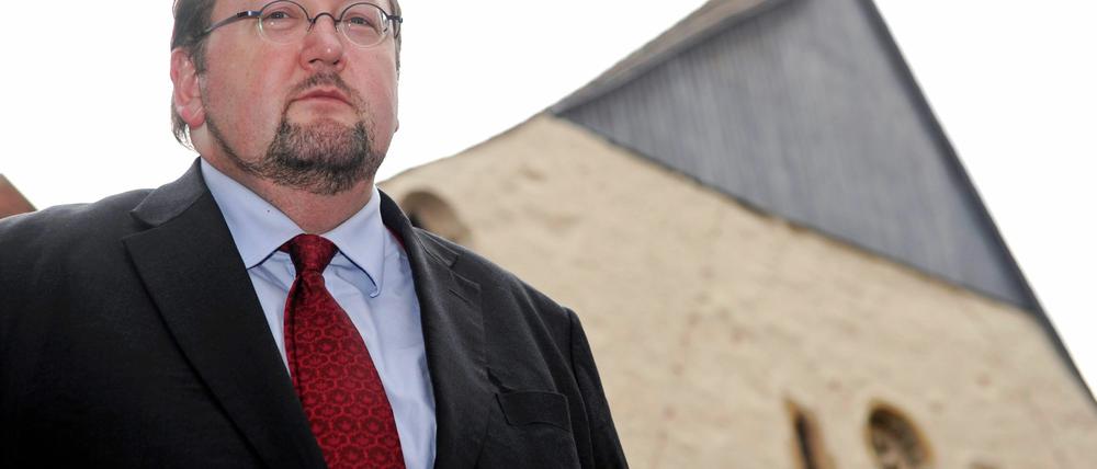 er Rabbiner und Rektor des Abraham-Geiger-Kollegs der Universität Potsdam, Walter Homolka, am Donnerstag (12.01.12) am Westportal der Alten Synagoge in Erfurt.