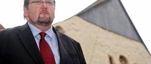 er Rabbiner und Rektor des Abraham-Geiger-Kollegs der Universität Potsdam, Walter Homolka, am Donnerstag (12.01.12) am Westportal der Alten Synagoge in Erfurt.