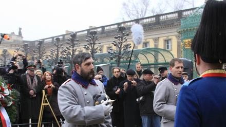 Blumen und Kartoffeln für den Preußenkönig: Mit einer Kranzniederlegung am Grab von Friedrich dem Großen am Potsdamer Schloss Sanssouci ist am Dienstag an dessen 300. Geburtstag erinnert worden.