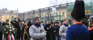 Blumen und Kartoffeln für den Preußenkönig: Mit einer Kranzniederlegung am Grab von Friedrich dem Großen am Potsdamer Schloss Sanssouci ist am Dienstag an dessen 300. Geburtstag erinnert worden.