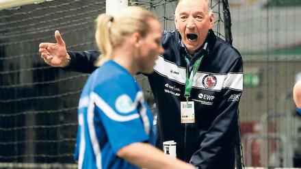 War restlos bedient. Turbine-Trainer Bernd Schröder machte am Samstag in Magdeburg aus seinem Frust kein Geheimnis. Im Vordergrund Isabel Kerschowski.