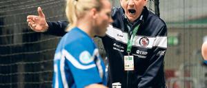 War restlos bedient. Turbine-Trainer Bernd Schröder machte am Samstag in Magdeburg aus seinem Frust kein Geheimnis. Im Vordergrund Isabel Kerschowski.