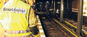 Glimpflich ausgegangen. Nach dem Brand am U-Bahnhof Zoo stellte die Feuerwehr riesige Belüftungsgeneratoren auf, um den Tunnel vom Rauch zu befreien.