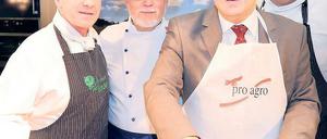 Hoch lebe die Region. Ralf Weißmann (l.) vom Gasthof Zur Linde in Wildenbruch überzeugt im Kochstudio Brandenburgs Agrarminister Jörg Vogelsänger (2.v.r.) das Frischeprodukte am besten schmecken. Eine Kochmütze für den Minister gab es gratis.