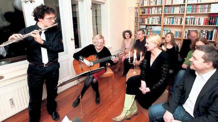 Volles Haus zur Hausmusik. Rund 30 Nachbarn und Neugierige kamen am Samstag in die Wohnung der Ex-Waschhauschefin Katja Dietrich-Kröck (sitzend, M.), um „Sanssouci im Wohnzimmer“ zu erleben. Das Projekt hat sich Flötist Hannes Immelmann (l.) ausgedacht, begleitet wurde er von Brigitte Breitkreutz an der Gitarre.