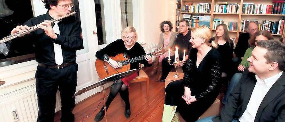 Volles Haus zur Hausmusik. Rund 30 Nachbarn und Neugierige kamen am Samstag in die Wohnung der Ex-Waschhauschefin Katja Dietrich-Kröck (sitzend, M.), um „Sanssouci im Wohnzimmer“ zu erleben. Das Projekt hat sich Flötist Hannes Immelmann (l.) ausgedacht, begleitet wurde er von Brigitte Breitkreutz an der Gitarre.