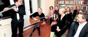 Volles Haus zur Hausmusik. Rund 30 Nachbarn und Neugierige kamen am Samstag in die Wohnung der Ex-Waschhauschefin Katja Dietrich-Kröck (sitzend, M.), um „Sanssouci im Wohnzimmer“ zu erleben. Das Projekt hat sich Flötist Hannes Immelmann (l.) ausgedacht, begleitet wurde er von Brigitte Breitkreutz an der Gitarre.