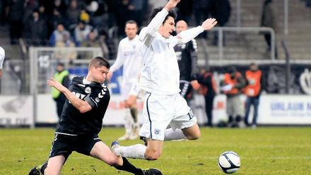 Gestrauchelt. Der SV Babelsberg 03 – hier Dominik Stroh-Engel (rechts) im Zweikampf mit Burghausens Ronald Schmidt – hatte einen schlechten Tag erwischt.