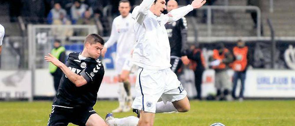 Gestrauchelt. Der SV Babelsberg 03 – hier Dominik Stroh-Engel (rechts) im Zweikampf mit Burghausens Ronald Schmidt – hatte einen schlechten Tag erwischt.