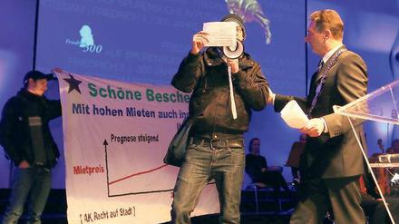 „Schöne Bescherung“. Eine Gruppe Linksalternativer stürmte beim Neujahrsempfang mit Transparenten die Bühne und geißelte die Wohnungspolitik von Stadt und Land, die ihrer Ansicht nach zu hohen Mieten führe. Ordner führten die Demonstranten hinaus.