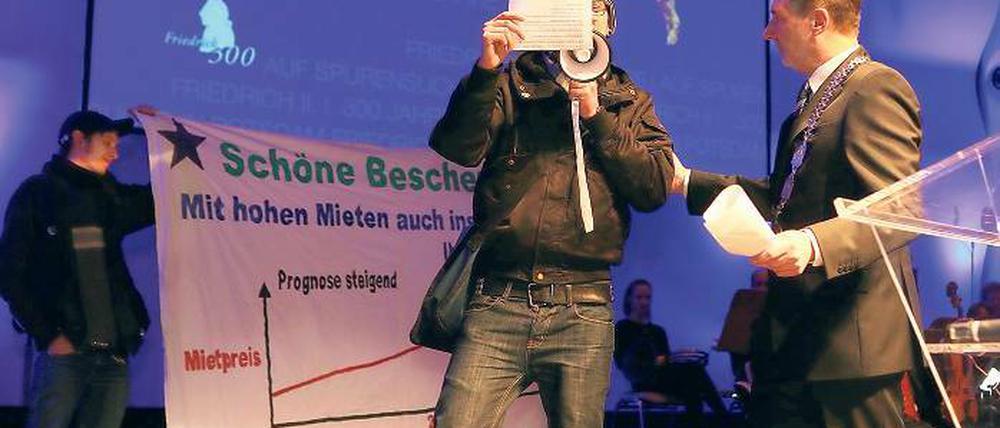 „Schöne Bescherung“. Eine Gruppe Linksalternativer stürmte beim Neujahrsempfang mit Transparenten die Bühne und geißelte die Wohnungspolitik von Stadt und Land, die ihrer Ansicht nach zu hohen Mieten führe. Ordner führten die Demonstranten hinaus.