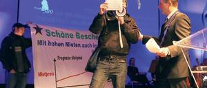 „Schöne Bescherung“. Eine Gruppe Linksalternativer stürmte beim Neujahrsempfang mit Transparenten die Bühne und geißelte die Wohnungspolitik von Stadt und Land, die ihrer Ansicht nach zu hohen Mieten führe. Ordner führten die Demonstranten hinaus.