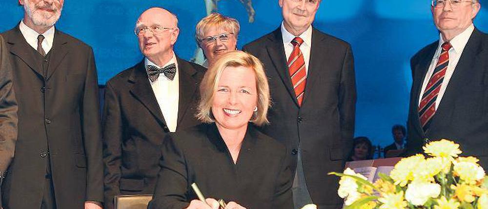 Fünf Neue. Das Goldene Buch der Stadt ist um fünf Namen reicher. Beim Neujahrsempfang trugen sich Steinrestaurator Rudolf Böhm, der frühere Schlösserdirektor Heinz Schönemann, Stadtführerin Regina Ebert sowie die Heimatforscher Ulrich Schmelz und Klaus Arlt (v.l.) in die Ehrenliste ein.