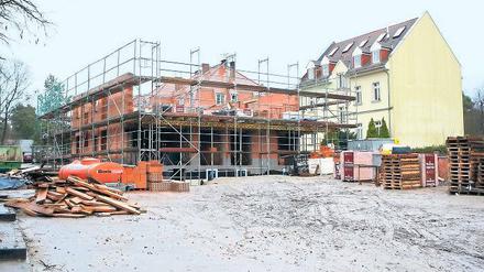 Umstrittenes Bauvorhaben. An der Wannseestraße in Klein-Glienicke wird ein Mehrgeschosser errichtet. Die Anwohner wähnen die Baugenehmigung dafür rechtswidrig, da die Untere Denkmalschutzbehörde zunächst nicht hinzugezogen worden sei.
