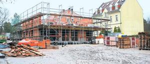 Umstrittenes Bauvorhaben. An der Wannseestraße in Klein-Glienicke wird ein Mehrgeschosser errichtet. Die Anwohner wähnen die Baugenehmigung dafür rechtswidrig, da die Untere Denkmalschutzbehörde zunächst nicht hinzugezogen worden sei.