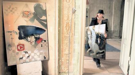 Heavy Metal. Julia Theek bemalt und bearbeitet Metallplatten. Immer wieder hat sie den Alten Fritz gemalt, aber auch seine Habsburger Konkurrentin Maria-Theresia als Rokoko-Sphinx.