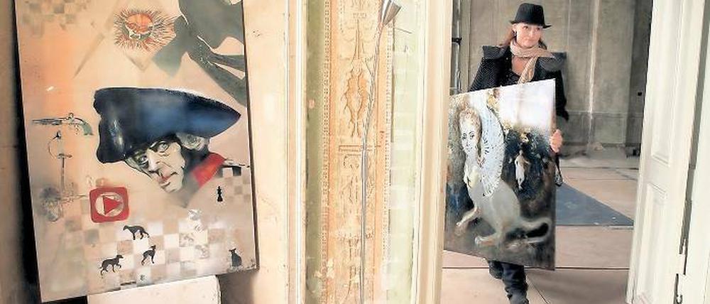 Heavy Metal. Julia Theek bemalt und bearbeitet Metallplatten. Immer wieder hat sie den Alten Fritz gemalt, aber auch seine Habsburger Konkurrentin Maria-Theresia als Rokoko-Sphinx.