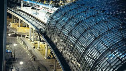 Abgefahren. Kurz vor der Fußball-WM 2006 musste der Bahnhof fertig sein. Nun ist die Rede von zu großer Eile und Schlamperei. Die Verbindungsteile an den Brückenkonstruktionen sind verschlissen und es tröpfelt durchs Dach.