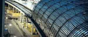 Abgefahren. Kurz vor der Fußball-WM 2006 musste der Bahnhof fertig sein. Nun ist die Rede von zu großer Eile und Schlamperei. Die Verbindungsteile an den Brückenkonstruktionen sind verschlissen und es tröpfelt durchs Dach.