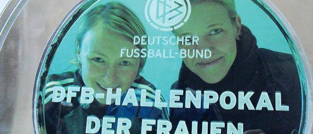 Den Hallenpokal im Blick. Viola Odebrecht (rechts) und Conny Pohlers.