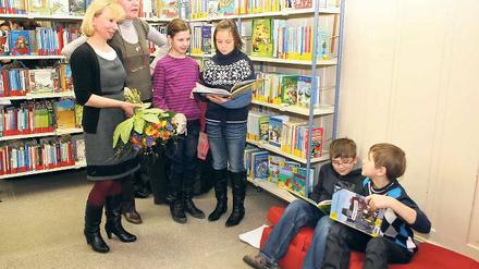 Belesen. Martina Hübenbecker und Elke Borgmann (v.l.) können den Schülern Tipps zur Bibliotheksnutzung geben.