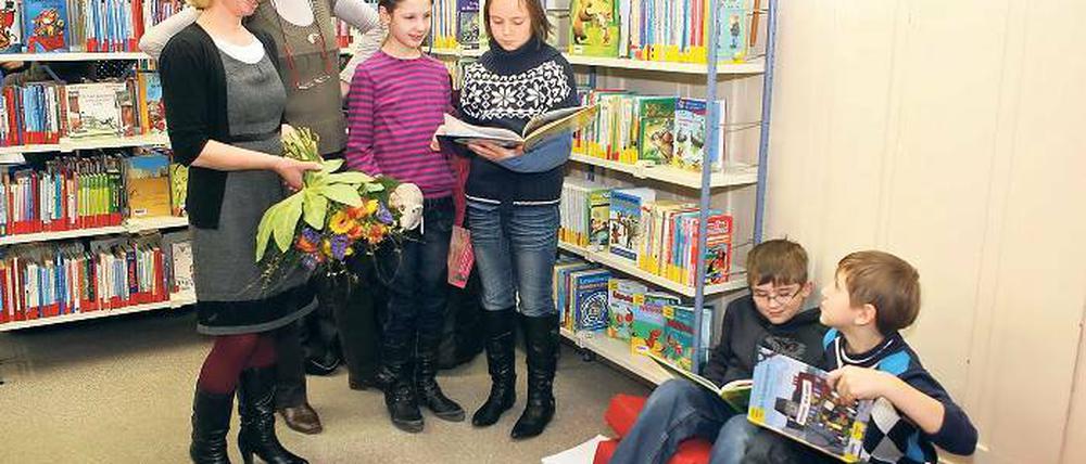 Belesen. Martina Hübenbecker und Elke Borgmann (v.l.) können den Schülern Tipps zur Bibliotheksnutzung geben.