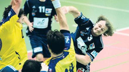 Erneutes Duell mit den Füchsen. Potsdams Lars Melzer (r.) beim Torwurf im DHB-Pokal gegen die Berliner, die diese bislang letzte Begegnung mit 38:25 gewannen. Jonathan Stenbäcken (l.), der hier abwehrt, spielt gegenwärtig mit Schweden bei der WM.
