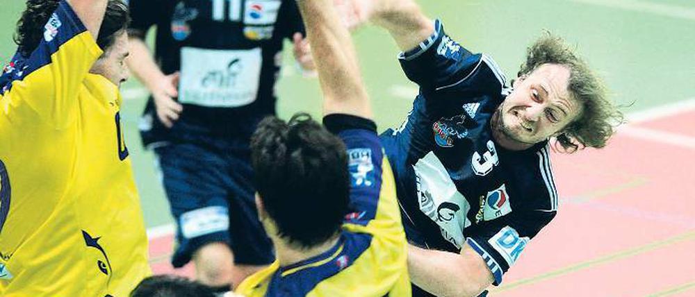 Erneutes Duell mit den Füchsen. Potsdams Lars Melzer (r.) beim Torwurf im DHB-Pokal gegen die Berliner, die diese bislang letzte Begegnung mit 38:25 gewannen. Jonathan Stenbäcken (l.), der hier abwehrt, spielt gegenwärtig mit Schweden bei der WM.
