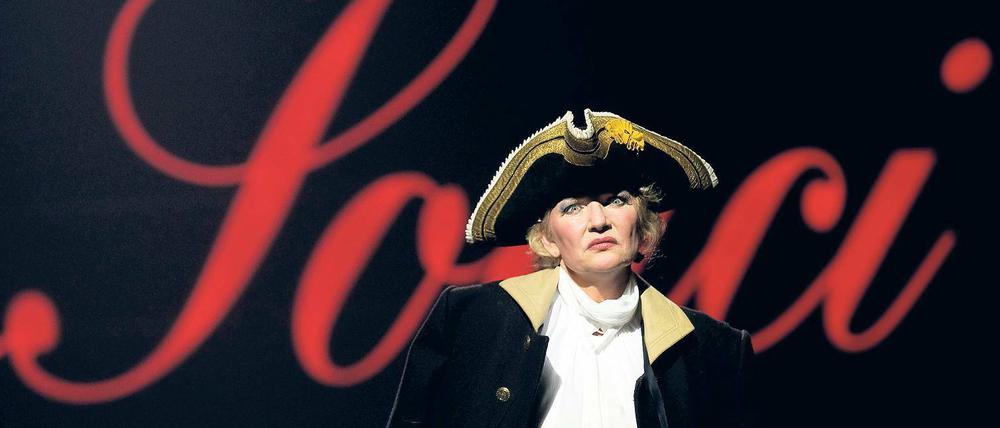 Was für ein König! Rita Feldmeier als Friedrich II. in „Fritz! Ein Theaterspiel für den König von Preußen“.