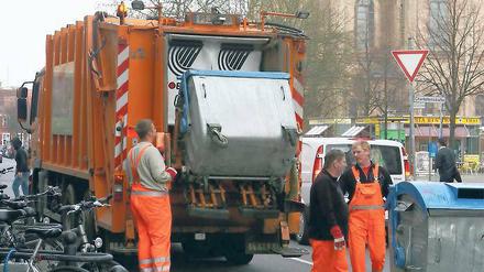Ab 2014 neue Tonnen? Bisher werden die Bioabfälle in Potsdam einfach in den Restmüll geworfen. Bis 2014 will die Stadt entscheiden, ob die Potsdamer ihren Biomüll in neuen Extratonnen trennen können. So steht es in einem neuen Konzept der Stadtverwaltung.