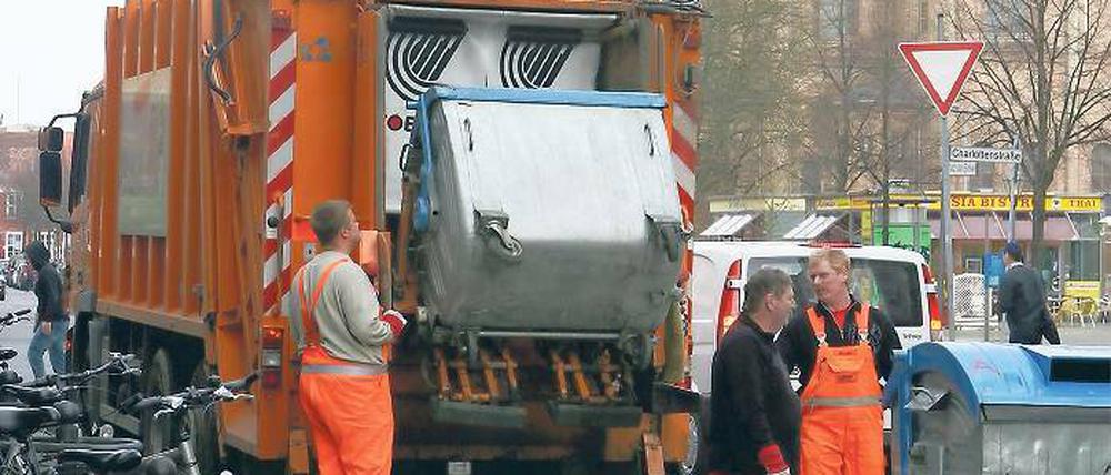 Ab 2014 neue Tonnen? Bisher werden die Bioabfälle in Potsdam einfach in den Restmüll geworfen. Bis 2014 will die Stadt entscheiden, ob die Potsdamer ihren Biomüll in neuen Extratonnen trennen können. So steht es in einem neuen Konzept der Stadtverwaltung.