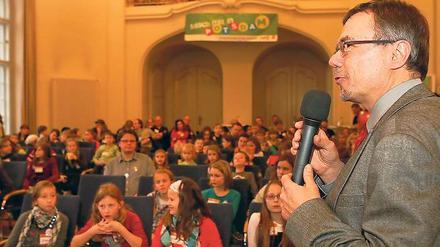 Wunsch nach einem Zebra-Streifen vor der Schule: Potsdams Bürgermeister und Kämmerer Burkhard Exner (SPD) beantwortete gestern im Plenarsaal des Stadthauses die vielen Fragen der Kinder.
