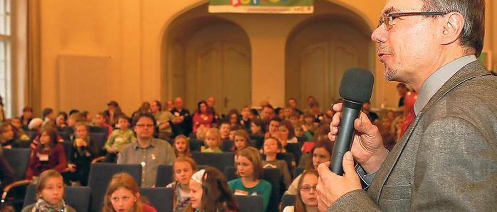 Wunsch nach einem Zebra-Streifen vor der Schule: Potsdams Bürgermeister und Kämmerer Burkhard Exner (SPD) beantwortete gestern im Plenarsaal des Stadthauses die vielen Fragen der Kinder.