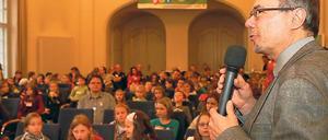 Wunsch nach einem Zebra-Streifen vor der Schule: Potsdams Bürgermeister und Kämmerer Burkhard Exner (SPD) beantwortete gestern im Plenarsaal des Stadthauses die vielen Fragen der Kinder.