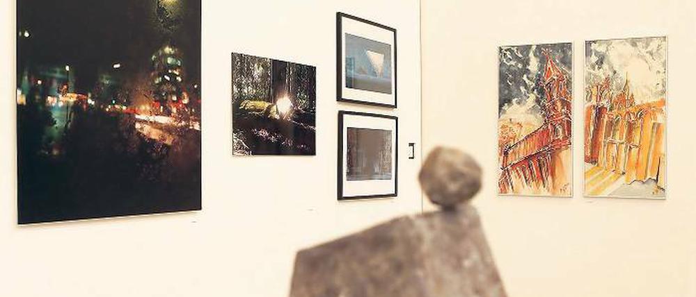 Gewissheiten gibt es hier nicht. Blick in die Ausstellung „stabile – instabile“ im KunstHaus mit knapp 60 Arbeiten von 41 Mitgliedern des Potsdamer Kunstvereins.