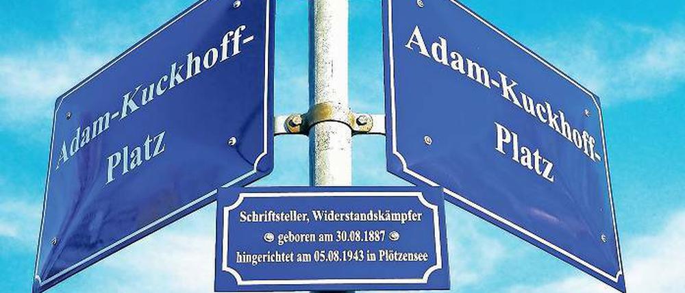 Am Adam-Kuckoff-Platz in Kleinmachnow gibt es sie bereits: Zusätzliche Information zur Person, nach der der Platz benannt ist. Kuckoff war Schriftsteller und entschiedener Gegner des Nationalsozialismus.