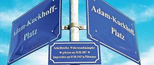 Am Adam-Kuckoff-Platz in Kleinmachnow gibt es sie bereits: Zusätzliche Information zur Person, nach der der Platz benannt ist. Kuckoff war Schriftsteller und entschiedener Gegner des Nationalsozialismus.