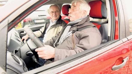 Führerschein von 1947: Werner Wanders mit Seniorentrainer Harald Sittner.