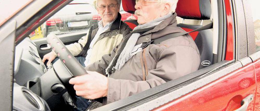Führerschein von 1947: Werner Wanders mit Seniorentrainer Harald Sittner.